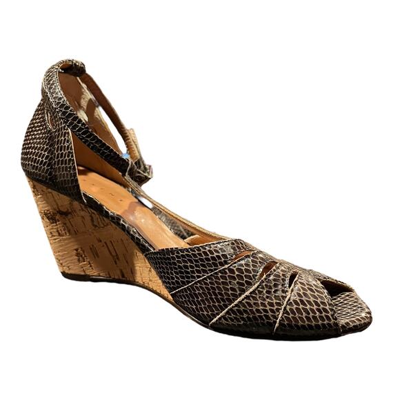 ESSENTIEL Wedge Leather Snake Embossed Cork Heel Peep Toe Buckle Italy EU 38 EUC - Picture 2 of 8